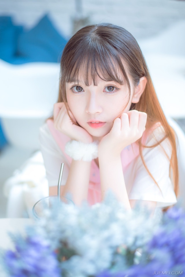 一群世家家丁们如梦初醒，连滚带爬的让开一条通道，就算是刘璋，看着这一幕也不由得连吞了好几口口水。